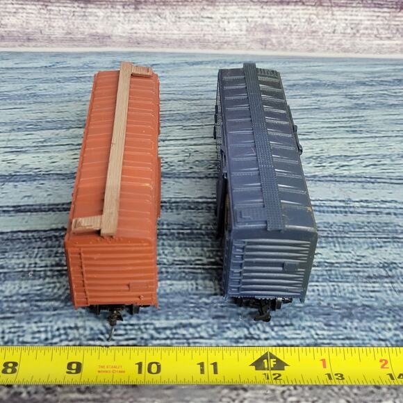 Vintage H.O scale Union Pacific & chessie systems train boxcars blue and brown - Picture 9 of 10